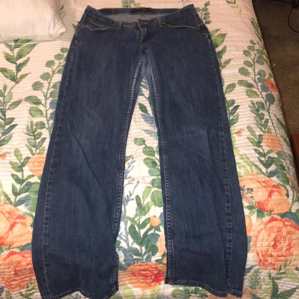 women’s Levi’s jeans